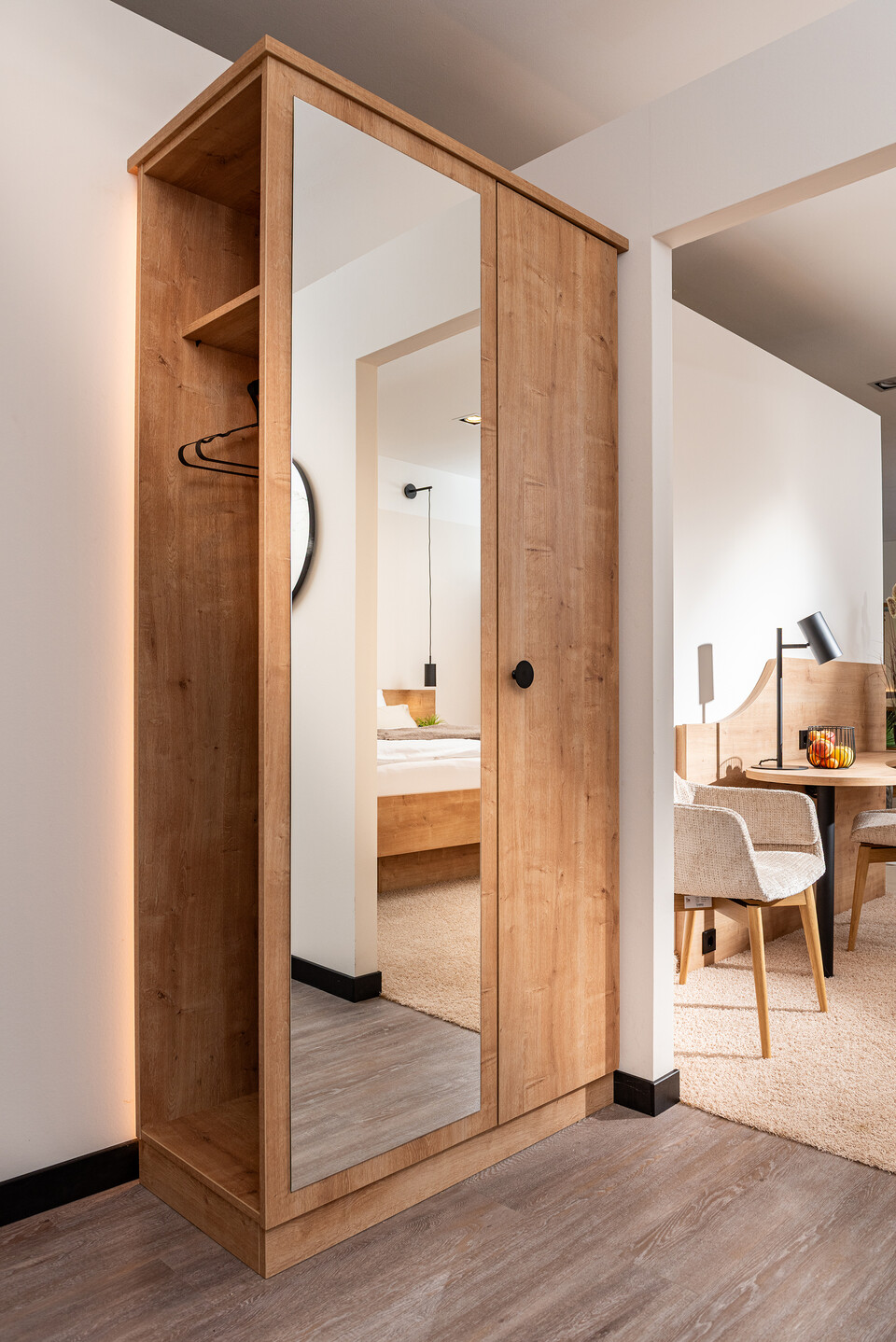 Ulmrich-Showroom-Kleiderschrank-Lr